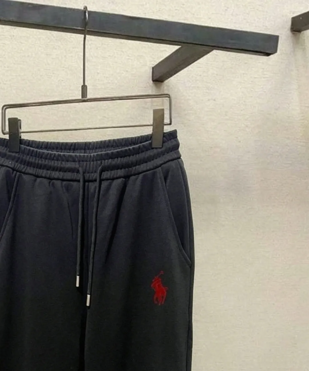 Ralph Lauren*Ralph Lauren 2026 New Arrival straight sweatpants👖Classic trousers with three-dimensional letter embroidery on the side casual trousers✅Boutique top quality craftsmanship‼ Complete with three standards⚠️Male and female have the same style, you can match them at will! ● Gram cotton ●Imported terry cotton fabric ●Customized 1:1 trademark ●Normal version ●Size; S M L XL